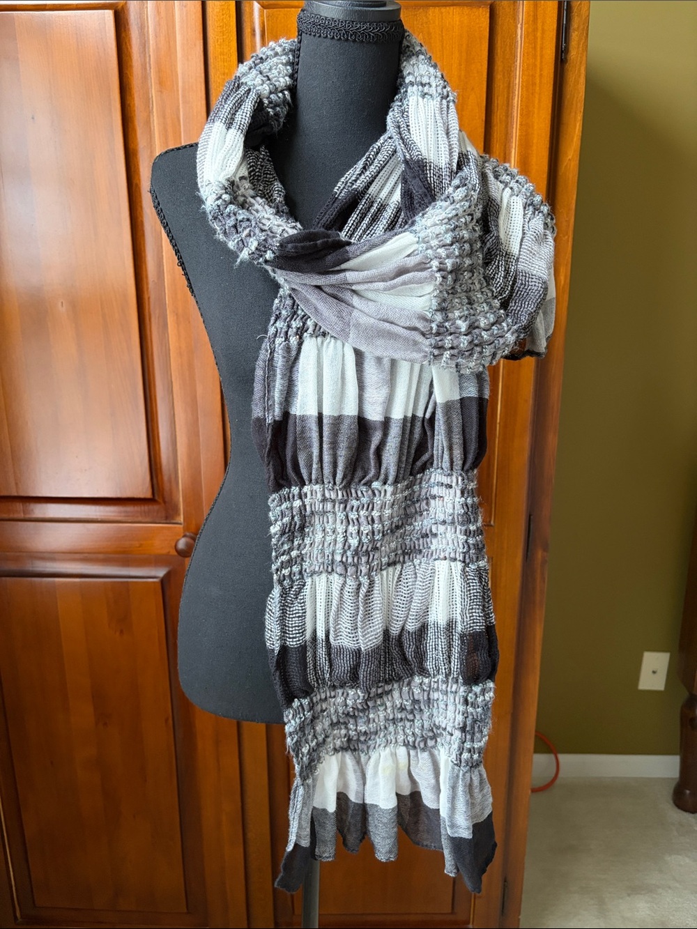 Gray & White Textured Knit Fashion Scarf